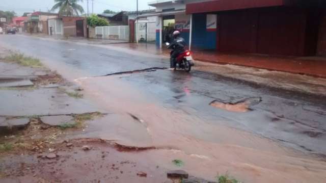 Enxurrada cedeu pavimenta&ccedil;&atilde;o e alagou rua no bairro Buriti