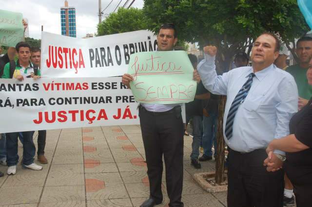  Parentes e amigos de seguran&ccedil;a morto fazem manifesta&ccedil;&atilde;o no TJ