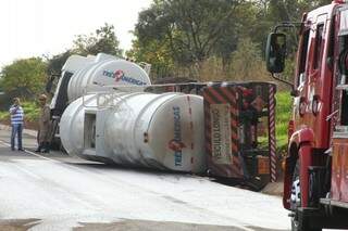 Veículo tombou com 60 mil litros de óleo diesel na BR-163 (Foto: Marcos Ermínio)