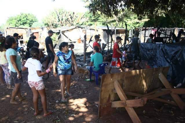 Casa, carro e 50 &quot;sacol&otilde;es&quot; de Natal s&atilde;o incendiados ap&oacute;s briga por bombinha