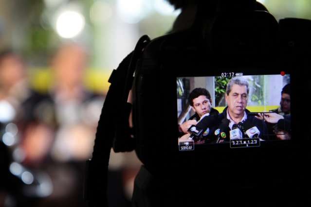 Puccinelli e secret&aacute;rios entregam certid&otilde;es para provar &ldquo;ficha limpa