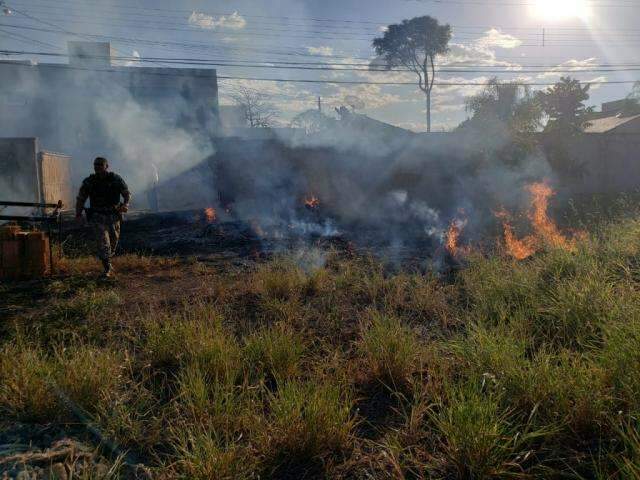 Inc&ecirc;ndio atinge dep&oacute;sito de hotel e obriga h&oacute;spedes a deixarem quartos
