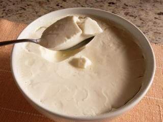  É preciso tirar o soro para conseguir a consistência mais firme, conhecida do iogurte grego.