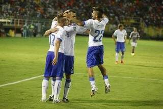 A equipe europeia atuou a maior parte do tempo com uma equipe reserva, quando marcou os seu gols. (Foto: GIUSEPPE CACACE / AFP)