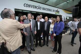 Senador Moka (à esquerda e dando entrevista) e lideranças do PMDB participam de convenção nacional em Brasília. (Foto: Divulgação)