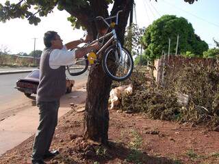Rael Maciel diz que não quer mais ver bicicleta e vai levá-la ao ferro velho. (Foto: Pedro Peralta)