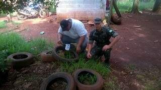Agente de saúde e soldado do Exército durante mutirão contra a dengue na reserva indígena (Foto: Divulgação)