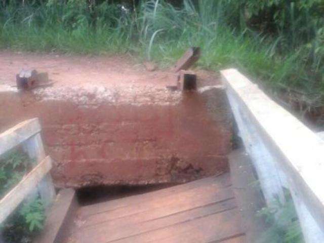Ponte quebrada dificulta acesso e coloca moradores em risco no Lageado