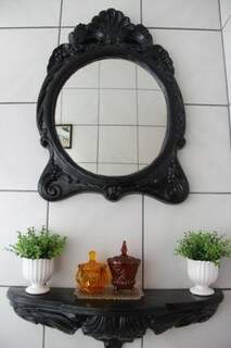 No banheiro, detalhes ficaram por conta da moldura do espelho (Foto: Fernando Antunes)