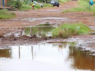 Cansados de promessas, moradores d&atilde;o &#039;jeitinho&#039; para amenizar buraqueira