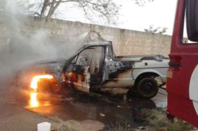 Carro fica totalmente destru&iacute;do ao pegar fogo, em Tr&ecirc;s Lagoas 