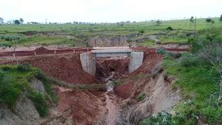 Ponte de concreto sobre o Córrego Gramado, na área rural de Tacuru (Foto: Agesul/Divulgação)