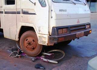 Bicicleta foi atropelada pelo caminhão (Foto: Dourados Informa)