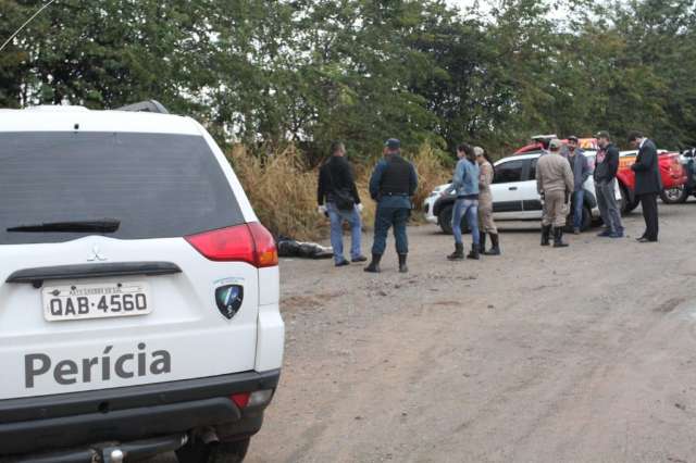Corpo de homem com tatuagem de drag&atilde;o &eacute; encontrado em estrada