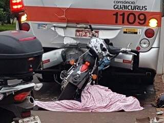 A pancada foi tão forte que o motociclista morreu no local (Foto: Willian Leite)