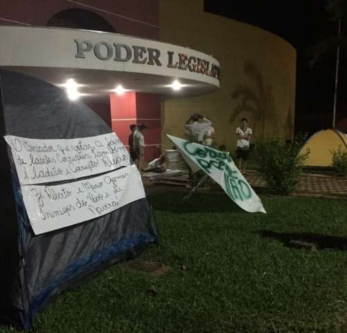 Moradores acampam em frente &agrave; C&acirc;mara para pedir cassa&ccedil;&atilde;o de vereadores