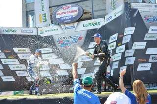 Pilotos da motovelocidade comemoraram vitória no pódio do GP Campo Grande disputado neste domingo (Foto: Vanessa Tamires)