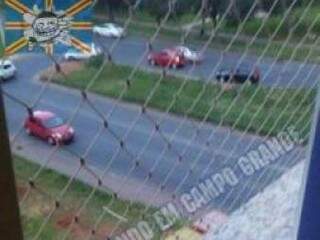 Foto na página que publicou o vídeo mostra que, na realidade havia tela de proteção na janela (Foto: Reprodução/Passeando em Campo Grande)