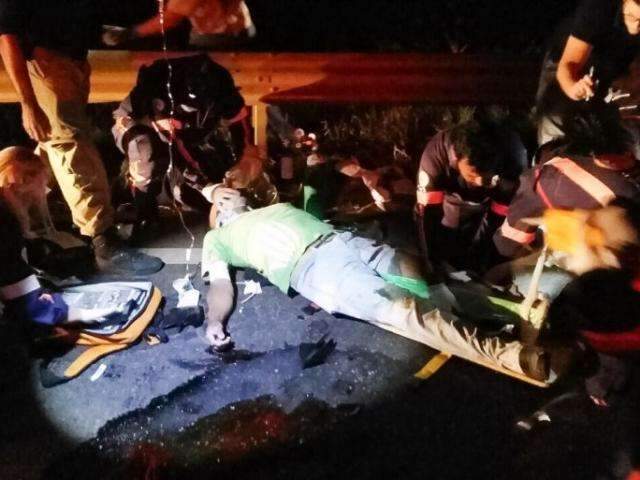Homem fica em estado grave ap&oacute;s colidir em caminh&atilde;o estacionado 