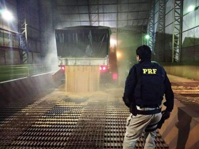 Batedoras caem em contradi&ccedil;&atilde;o e PRF descobre 1.500 quilos de maconha