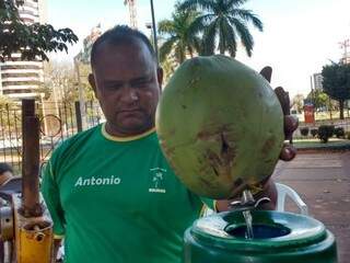 Vendedor de água de coco, Antônio de Almeida. (Foto: Yarima Mecchi)