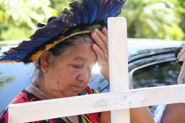 Clamando por justi&ccedil;a, &iacute;ndios chegam para encontro com ministro