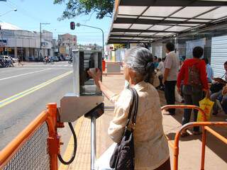 Usuária utiliza cartão em ponto de ônibus (Foto: Simão Nogueira)