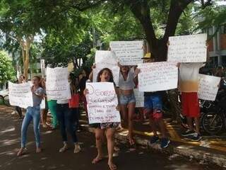 Familiares de detentos protestam em frente ao Fórum de Douruados (Foto: Cido Costa)