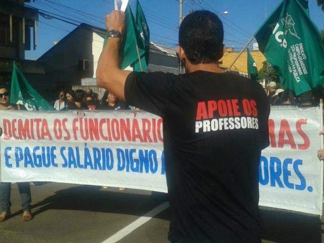 Estado e 45 munic&iacute;pios cumprem piso dos professores, diz federa&ccedil;&atilde;o