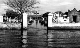 Cemitério em grande enchente de 1979 em Porto Murtinho.