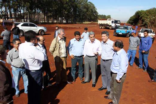 Em Dourados, Puccinelli vistoria obra j&aacute; adiantada de anel vi&aacute;rio