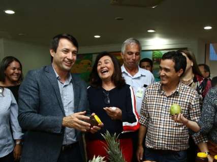 Ap&oacute;s receber pacote de pedidos, ministro se re&uacute;ne com vereadores