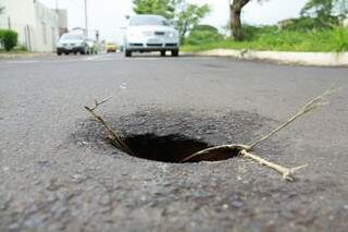 Quem olha por debaixo do buraco da Rachid Neder, percebe a camada fina de que é feita o asfalto (Foto: Cleber Gellio)