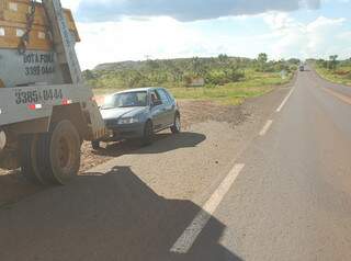 Motorista do caminhão foi assaltado ontem à tardem por homens que fingiram ser fiscais da Agetran. (Foto: Simão Nogueira)