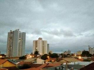 Céu nublado na manhã dessa quinta-feira em Campo Grande (Foto: André Bittar)