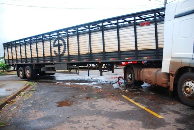 Caminh&atilde;o atropela e fere ciclista ao tentar fazer curva &agrave; esquerda