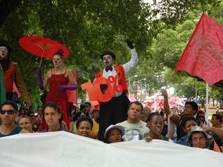 Manifestantes na avenida Afonso Pena (Foto: Marlon Ganassin)