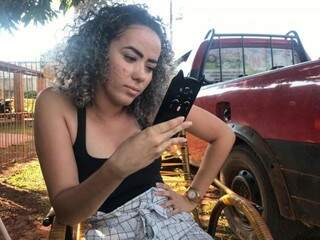 Michele de Souza Santos, 22, compra R$ 50 de créditos todo mês, mas diz que não é todo dia que consegue fazer chamada (Foto: Ronie Cruz)