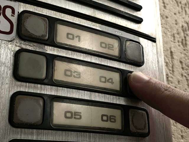 Ladr&otilde;es fingem ser moradores, entram em pr&eacute;dio e arrombam apartamento