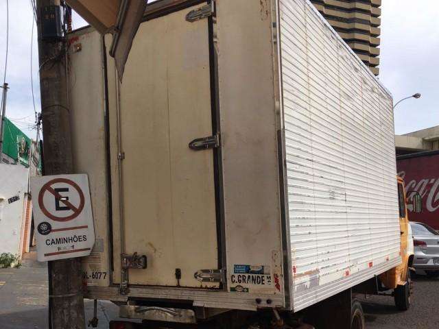 Preju&iacute;zo para motorista que bateu em poste pode chegar a R$ 5 mil