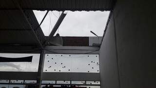 Imóvel teve parte do telhado arrancado pelo vento (Foto: Direto das Ruas) 
