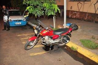 Motocicleta foi encontrada no Centro com a mangueira de combustível cortada (Foto: João Garrigó)