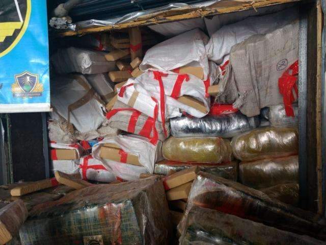 Policiais sentem cheiro de maconha e acham 2,5 toneladas em caminh&atilde;o