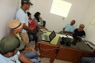 Reunião com pequenos produtores de Itaquiraí definiu projeto de incentivo à horticultura (Foto: Edson Freitas/Divulgação)