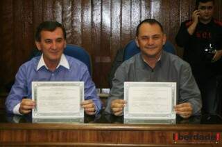 À esquerda prefeito afastado Renato Rosa e à direita novo prefeito Douglas Gomes. (Foto: Arquivo/O Liberdade).  