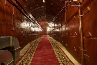 O acesso ao bunker é um túnel como se fosse do metrô, mas sem o trem, e com um tapete vermelho gigantesco
