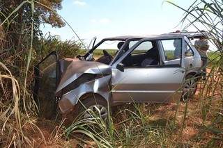 Motorista de 76 anos, teve apenas alguns hematomas, já veículo teve frente destruída (Foto: Site Jornal da Nova)