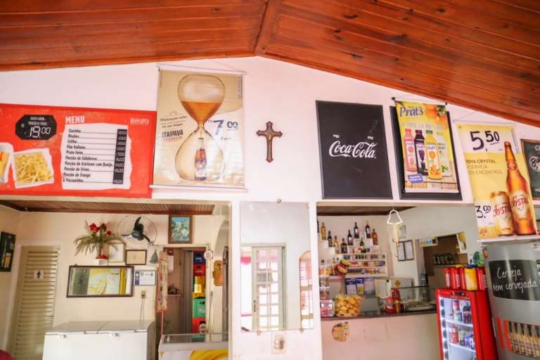 O crucifixo foi presente do cliente Antônio para decorar a parede do bar (Foto: Paulo Francis)