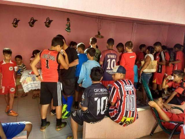 Projeto social ensina futebol e muito mais a crian&ccedil;as da Vila Popular