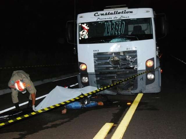 Colis&atilde;o frontal entre moto e caminh&atilde;o deixa um morto na BR-267